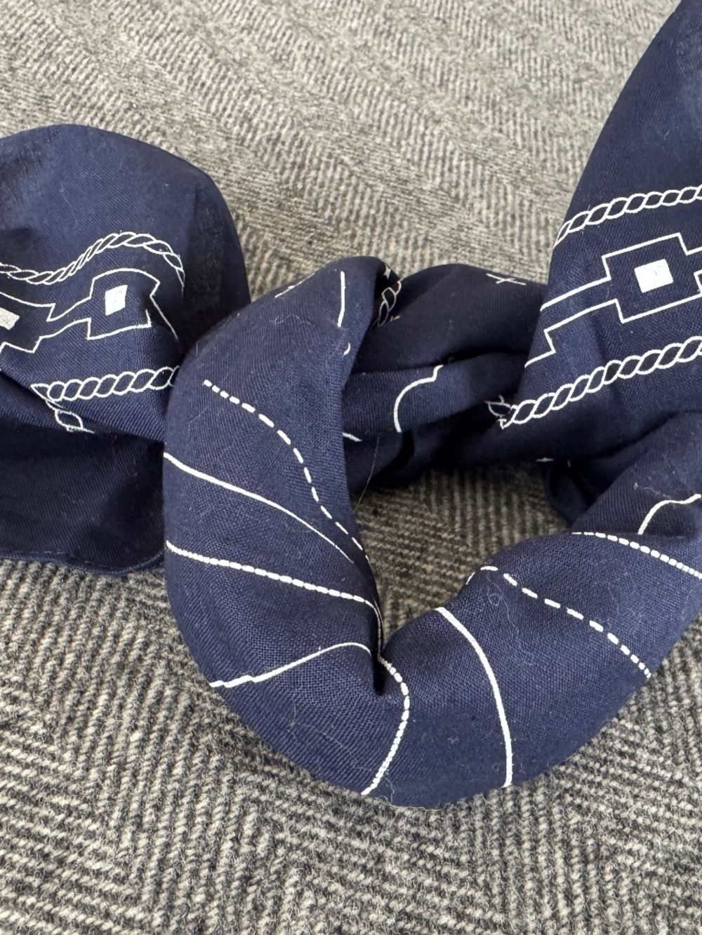 NWOT, CLASSIC NAVY BLUE BANDANA WITH DARLING SCENES IN WHITE